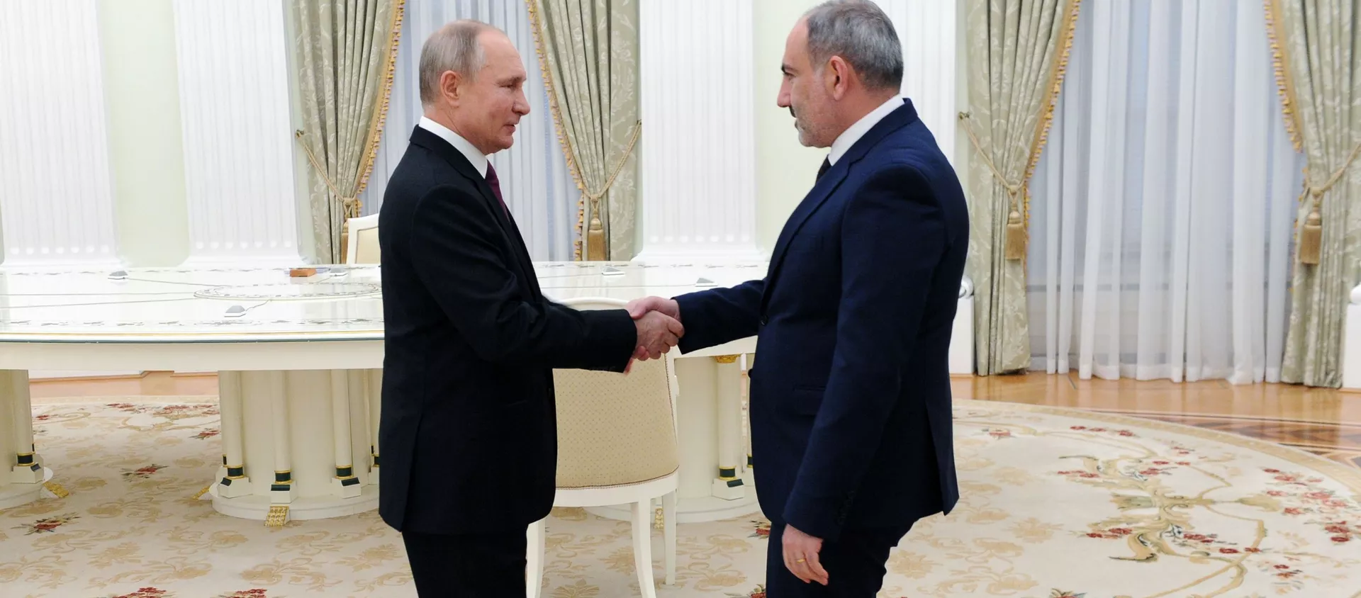  11 января 2021. Президент РФ Владимир Путин и премьер-министр Армении Никол Пашинян (справа) перед началом трёхсторонних переговоров по поводу ситуации в Нагорном Карабахе.  - 俄羅斯衛星通訊社, 1920, 02.04.2021