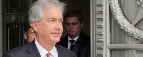 Заместитель государственного секретаря США Уильям Бернс выходит из здания министерства иностранных дел РФ после переговоров с министром иностранных дел РФ Сергеем Лавровым. Заместитель государственного секретаря США Уильям Бернс выходит из здания министерства иностранных дел РФ после переговоров с министром иностранных дел РФ Сергеем Лавровым. - 俄罗斯卫星通讯社