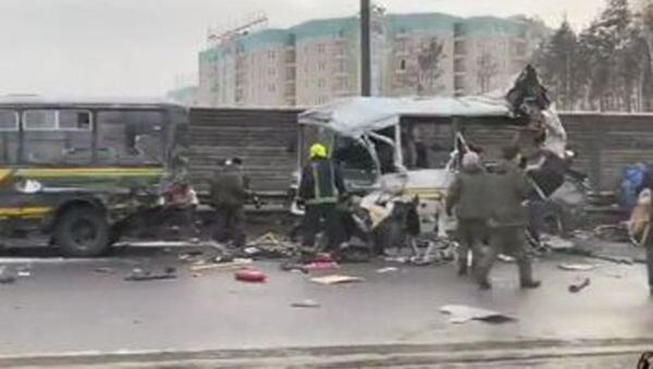 В Подмосковье грузовик протаранил четыре военных автобуса - 俄罗斯卫星通讯社