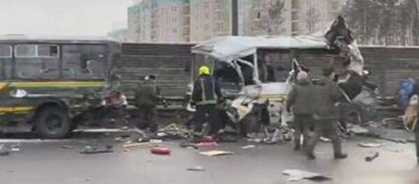 В Подмосковье грузовик протаранил четыре военных автобуса - 俄羅斯衛星通訊社