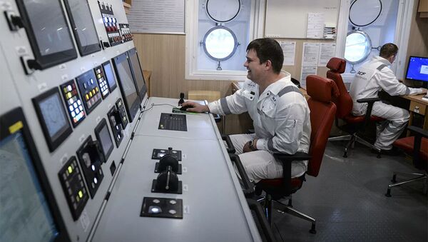 Члены экипажа в центре управления ледокольного судна - 俄羅斯衛星通訊社