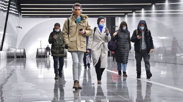  Люди идут по новому подземному пешеходному переходу станции Динамо - 俄罗斯卫星通讯社