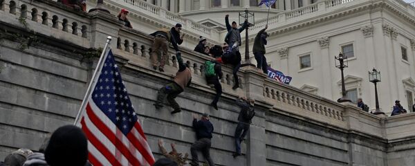 Участники акции сторонников действующего президента США Дональда Трампа у здания конгресса в Вашингтоне - 俄罗斯卫星通讯社