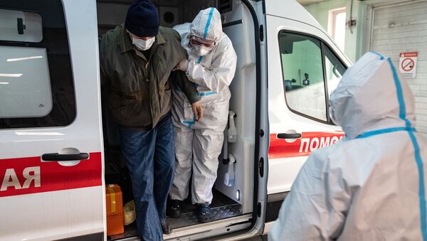  Сотрудники скорой медицинской помощи доставили пациента к приемному отделению клинической больнице №15 имени О. М. Филатова в Москве. - 俄羅斯衛星通訊社