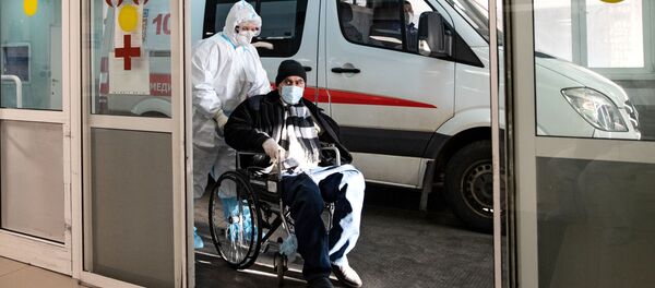 Сотрудник скорой медицинской помощи доставляет пациента в приемное отделение клинической больнице №15 имени О. М. Филатова в Москве. - 俄罗斯卫星通讯社