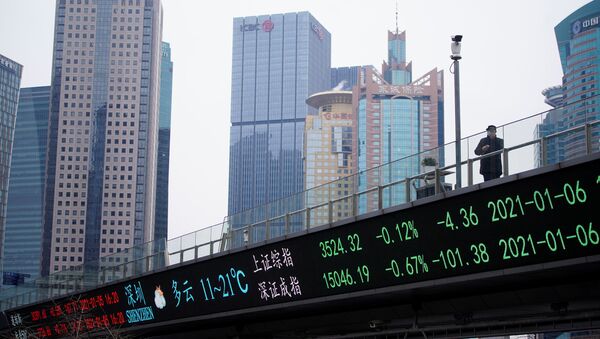 Электронное табло с фондовыми индексами Шанхая и Шэньчжэня, в финансовом районе Луцзяцзуй в Шанхае - 俄罗斯卫星通讯社