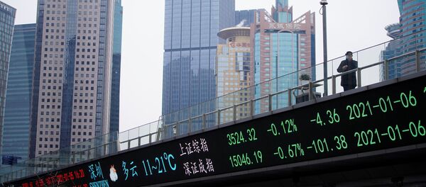 Электронное табло с фондовыми индексами Шанхая и Шэньчжэня, в финансовом районе Луцзяцзуй в Шанхае - 俄罗斯卫星通讯社