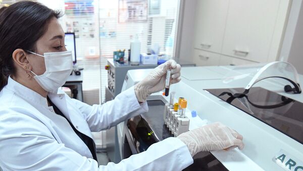  Сотрудница лаборатории одной из медицинских клиник в Баку держит пробирки для проведения ПЦР-тестов на коронавирус  - 俄罗斯卫星通讯社