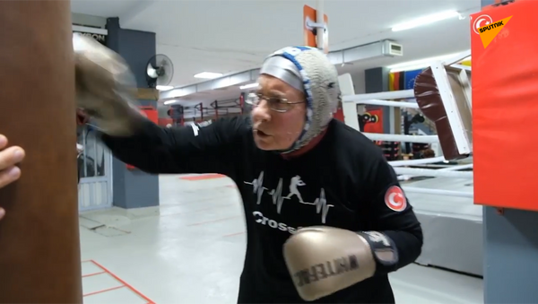 击倒帕金森症——74岁土耳其老人练习拳击对抗疾 - 俄罗斯卫星通讯社