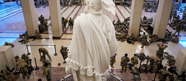 Спящие гвардейцы на полу Капитолия Спящие гвардейцы на полу Капитолия - 俄罗斯卫星通讯社