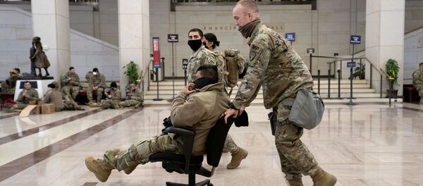 Члены Национальной гвардии США в здании Капитолия в городе Вашингтон Члены Национальной гвардии США в здании Капитолия в городе Вашингтон - 俄羅斯衛星通訊社