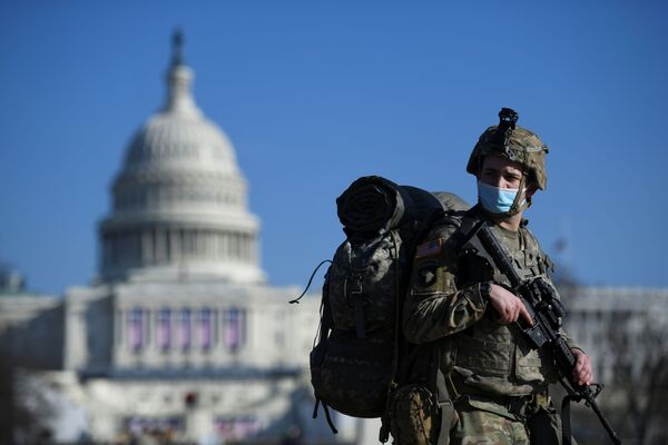 Член Национальной гвардии возле здания Капитолия США - 俄羅斯衛星通訊社