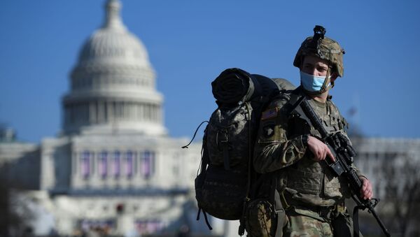 Член Национальной гвардии возле здания Капитолия США - 俄罗斯卫星通讯社
