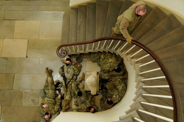 Члены Национальной гвардии спят в здании Капитолия - 俄羅斯衛星通訊社