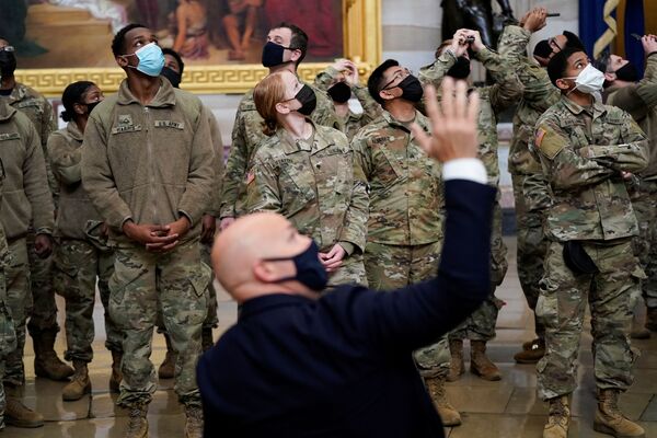 Конгрессмен США Брайан Маст показывает Капитолий членам Национальной гвардии - 俄羅斯衛星通訊社