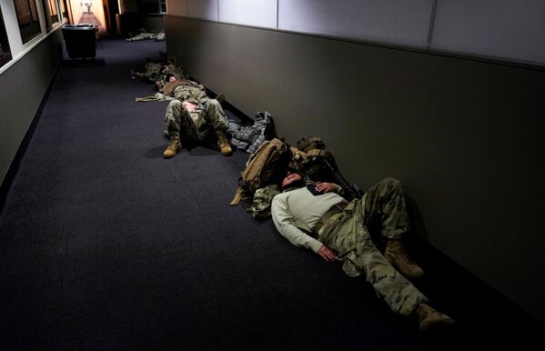 Члены Национальной гвардии США отдыхают в здании Капитолия в городе Вашингтон  - 俄罗斯卫星通讯社