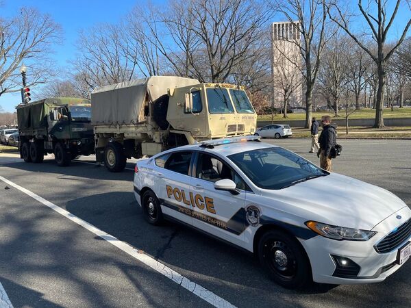 Военные грузовые автомобили и автомобиль полиции неподалеку от здания Капитолия в Вашингтоне - 俄罗斯卫星通讯社