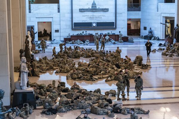 Члены Национальной гвардии США во время отдыха в здании Капитолия в городе Вашингтон  - 俄罗斯卫星通讯社