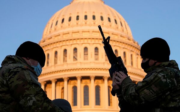 Член Национальной гвардии США получает оружие у здания Капитолия в городе Вашингтон  - 俄罗斯卫星通讯社