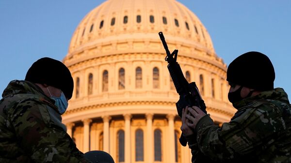 Член Национальной гвардии США получает оружие у здания Капитолия в городе Вашингтон  - 俄罗斯卫星通讯社
