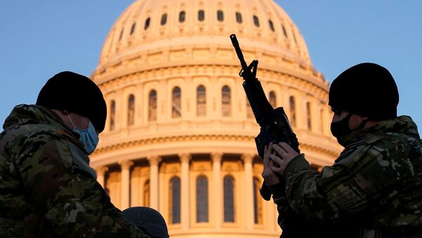Член Национальной гвардии США получает оружие у здания Капитолия в городе Вашингтон Член Национальной гвардии США получает оружие у здания Капитолия в городе Вашингтон - 俄羅斯衛星通訊社