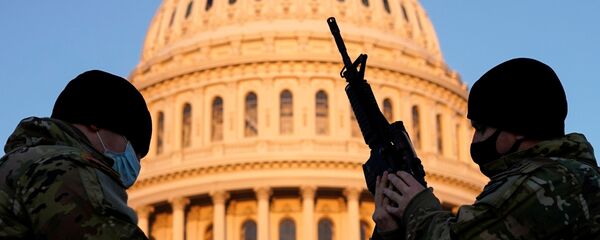 Член Национальной гвардии США получает оружие у здания Капитолия в городе Вашингтон  - 俄罗斯卫星通讯社