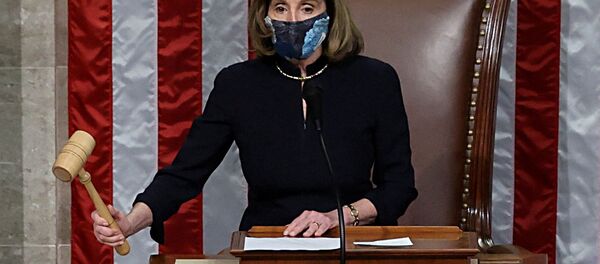 Спикер Нэнси Пелоси во время голосования по импичменту президента США Дональда Трампа  - 俄罗斯卫星通讯社