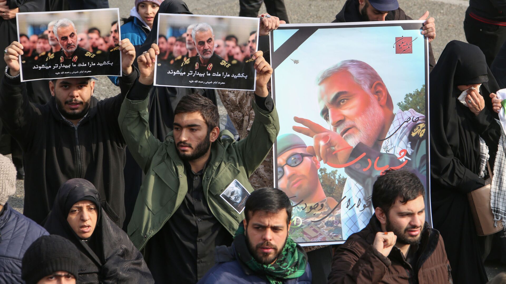 Люди с плакатами с изображением генерала Сулеймани во время демонстрации в Тегеране, Иран, 2020 год - 俄罗斯卫星通讯社, 1920, 03.01.2023