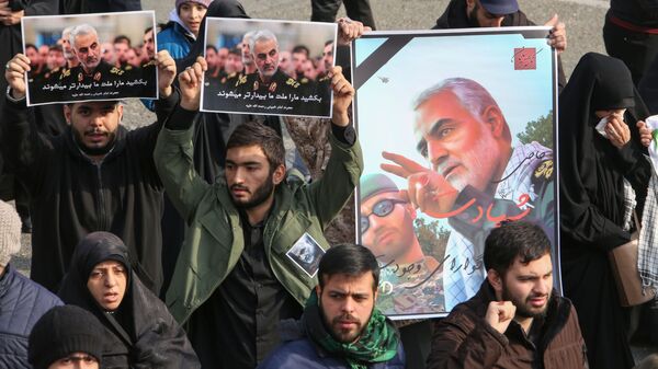 Люди с плакатами с изображением генерала Сулеймани во время демонстрации в Тегеране, Иран, 2020 год - 俄罗斯卫星通讯社