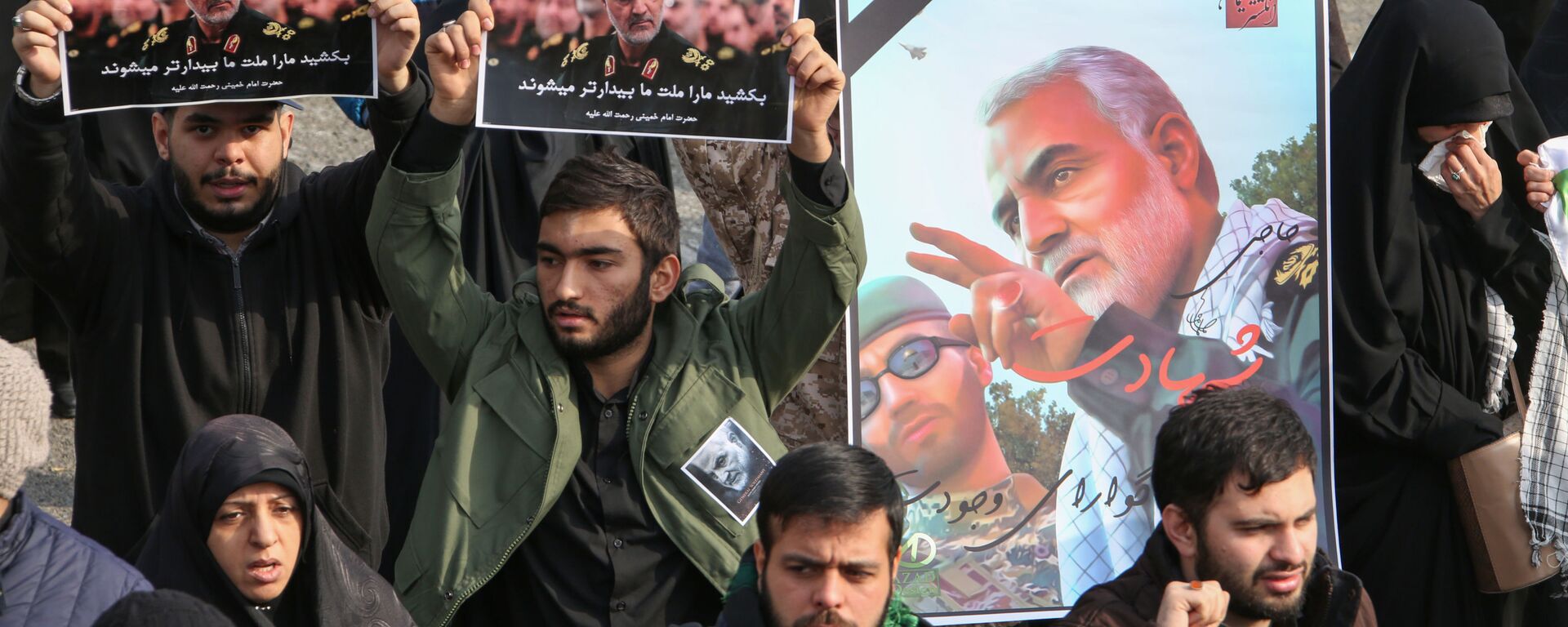 Люди с плакатами с изображением генерала Сулеймани во время демонстрации в Тегеране, Иран, 2020 год - 俄罗斯卫星通讯社, 1920, 03.01.2022