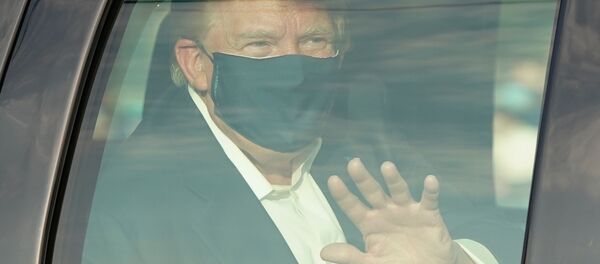 Автомобиль с президентом США Дональдом Трампом проезжает мимо его сторонников в штате Мэриленд - 俄罗斯卫星通讯社