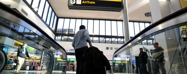 Пассажир в аэропорту Ньюарка, США - 俄罗斯卫星通讯社