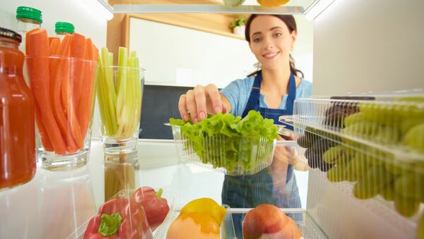 Девушка перед открытым холодильником с овощами и фруктами - 俄罗斯卫星通讯社