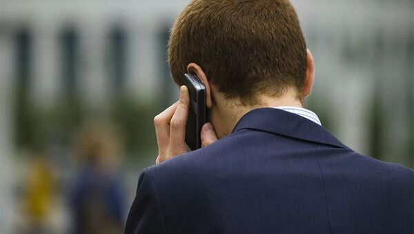 Человек разговаривает по телефону - 俄羅斯衛星通訊社