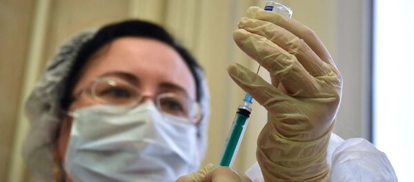 Медработник во время вакцинации от коронавируса COVID-19 вакциной Спутник V в прививочном пункте городской поликлиники №2 в Северном Чертаново. Медработник во время вакцинации от коронавируса COVID-19 вакциной Спутник V в прививочном пункте городской поликлиники №2 в Северном Чертаново. - 俄罗斯卫星通讯社