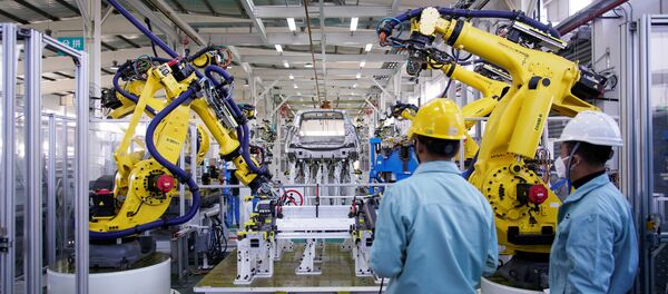 Рабочие на автомобильном заводе Aiways Automobiles Co Ltd. Шанхай - 俄罗斯卫星通讯社