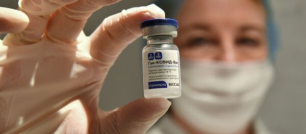  Вакцина Спутник V (Гам-КОВИД-Вак) в пункте вакцинации от коронавируса в ГУМе в Москве. - 俄罗斯卫星通讯社