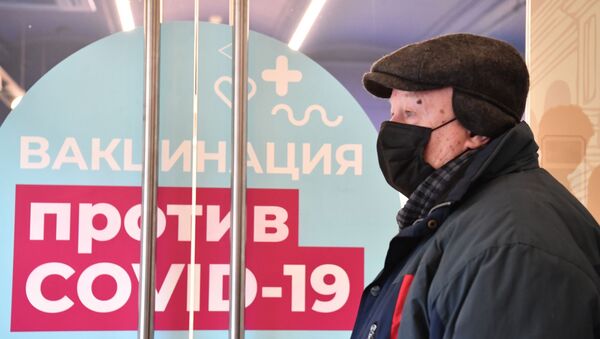  Мужчина возле пункта вакцинации от коронавируса в ГУМе в Москве - 俄罗斯卫星通讯社