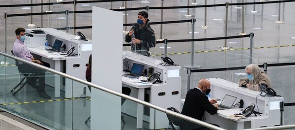 Сотрудники и посетители в центре вакцинации от коронавируса на территории конференц-центра Якоба Явица в Нью-Йорке - 俄罗斯卫星通讯社