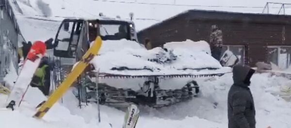  Сотрудник МЧС РФ проводит поисково-спасательные работы после схода лавины в Домбае у горы Мусса-Ачитара.  - 俄罗斯卫星通讯社