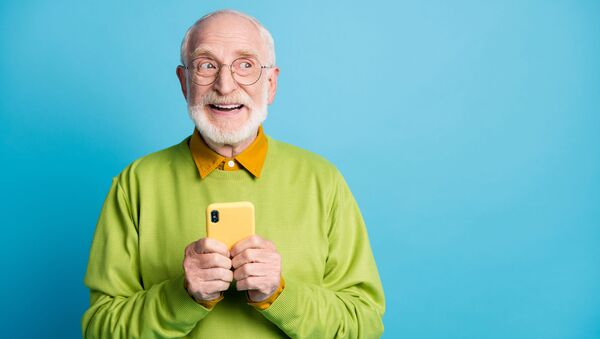 Пожилой мужчина со смартфоном - 俄罗斯卫星通讯社