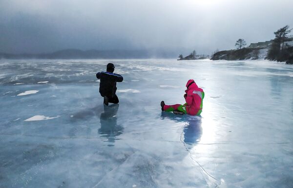 Люди на льду замерзшего озера Байкал - 俄罗斯卫星通讯社
