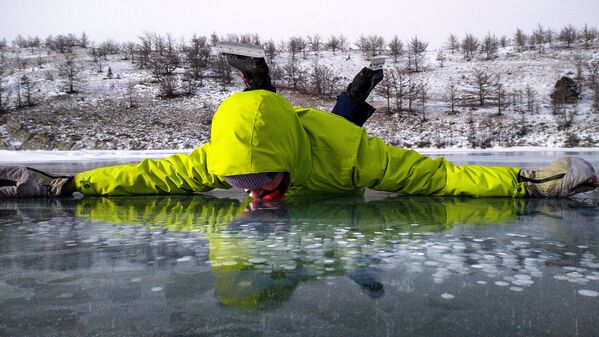 Мужчина лежит на замерзшем озере Байкал - 俄羅斯衛星通訊社