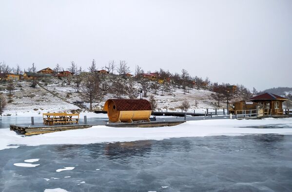 Баня на замершем берегу озера Байкал - 俄罗斯卫星通讯社