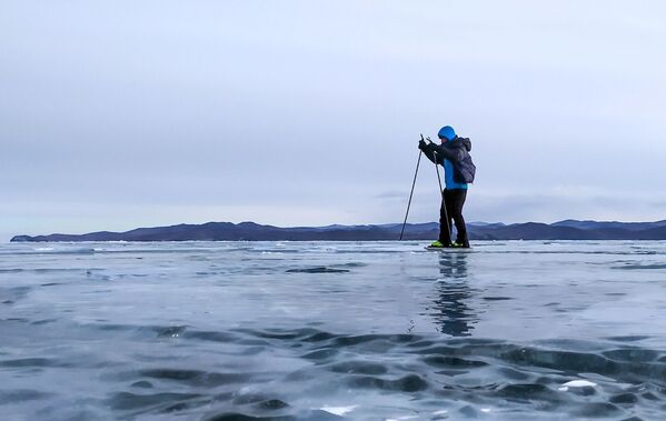 Мужчина катается на коньках на замерзшем озере Байкал - 俄羅斯衛星通訊社