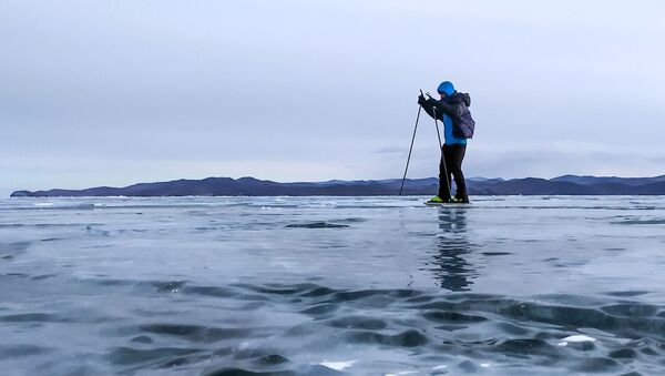 Мужчина катается на коньках на замерзшем озере Байкал - 俄罗斯卫星通讯社