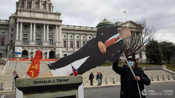 Картонная фигура с изображением президента США Дональда Трампа у Капитолия штата Пенсильвания в Харрисберге - 俄羅斯衛星通訊社