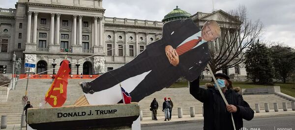 Картонная фигура с изображением президента США Дональда Трампа у Капитолия штата Пенсильвания в Харрисберге Картонная фигура с изображением президента США Дональда Трампа у Капитолия штата Пенсильвания в Харрисберге - 俄罗斯卫星通讯社