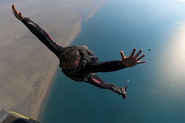 Иранский десантник прыгает с парашютом во время учений иранской армии - 俄罗斯卫星通讯社