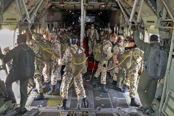 Иранские десантники готовятся к прыжку из самолета - 俄罗斯卫星通讯社
